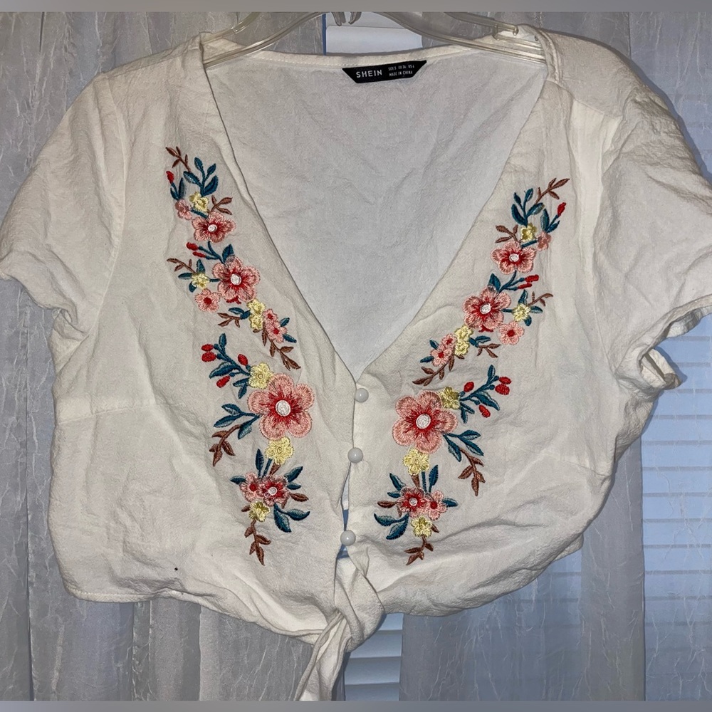 Flower detail crop top, size small from Shein